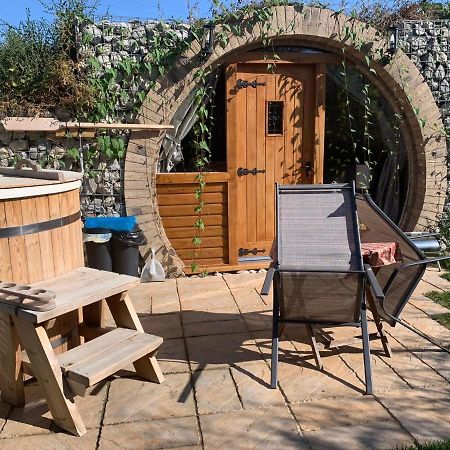 Romantic Escape Luxury Hobbit House With Hot Tub! Sheerness Exterior photo